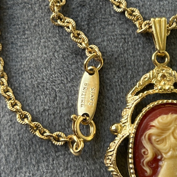 Vintage 1950’s Whiting & Davis Gold Cameo Pendant Necklace - Picture 6 of 16